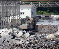 Tarnfarbe - 

Liebherr Bagger Typ 974 in Sondertarnlackierung fr Saarstahl.......

Dass der Bagger ursprnglich mal gelb war, das lt sich fast nicht mehr erkennen. Nur die Marke Liebherr lsst noch darauf schlieen.

Hier im Schlackenbeet von Saarstahl wird durch die Brechung von Schlacke soviel grauer Staub erzeugt, dass Umgebung und Gerte grau eingepudert werden.

14.06.2012