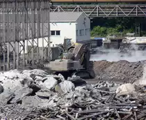 Tarnfarbe - 

Liebherr Bagger Typ 974 in Sondertarnlackierung f�r Saarstahl.......

Dass der Bagger urspr�nglich mal gelb war, das l��t sich fast nicht mehr erkennen. Nur die Marke Liebherr l�sst noch darauf schlie�en.

Hier im Schlackenbeet von Saarstahl wird durch die Brechung von Schlacke soviel grauer Staub erzeugt, dass Umgebung und Ger�te grau eingepudert werden.

14.06.2012