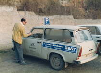 Mein Dienst - Trabi - 

Anfang April 1992 war es in Gera noch ziemlich kalt mit Nachtfrost.
Und am Morgen mute gekratzt werden.

Mein Dienst - Trabi (Kombi) Deutsche Post Nr. 124663 wurde startklar gemacht. Hier auf dem Parkplatz am Zwergschlchen, Untermhaus in Gera.

1992 habe ich beim PA(V) Gera fr die Bundespost die Umstellung von Lohnbuchhaltung (Ost) auf Besoldungskassendienst (West) betreut.

17.04.1992