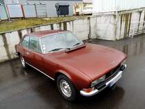 Peugeot 504 Coup V6; Bj.1974-79 ist in einem Hinterhofparkplatz bei Ried i.I. abgestellt;130309; vielleicht ist dies sogar der gleiche wie schon unter  http://www.fahrzeugbilder.de/bilder/24515.jpg gezeigt?