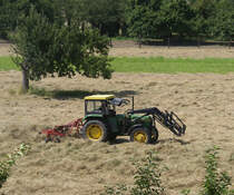 Gewendet - Der Sommer ist da - Zeit fr´s Heu - 

Es ist doch schn, wenn man einen Photostandpunkt gaaanz in der Nhe hat.

Was heit Nhe. Mein Dachstudio Fenster bietet den berblick auf das landwirtschaftliche Geschehen hinter unserem Haus.

John Deere Typ 2040 beim Heu wenden in der Gluthitze am 24.07.2012.

Die Traktoren diesen Typs wurden zwischen 1979 und 1987 gebaut.
