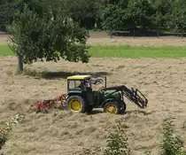 Gewendet - Der Sommer ist da - Zeit f�r´s Heu - 

Es ist doch sch�n, wenn man einen Photostandpunkt gaaanz in der N�he hat.

Was hei�t N�he. Mein Dachstudio Fenster bietet den �berblick auf das landwirtschaftliche Geschehen hinter unserem Haus.

John Deere Typ 2040 beim Heu wenden in der Gluthitze am 24.07.2012.

Die Traktoren diesen Typs wurden zwischen 1979 und 1987 gebaut.
