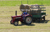Abgefahren - Der Sommer ist da - Zeit fr´s Heu - 

Es ist doch schn, wenn man einen Photostandpunkt gaaanz in der Nhe hat.

Mein Dachstudio Fenster bietet den berblick auf das landwirtschaftliche Geschehen hinter unserem Haus.

Die Rundballen werden verladen und abtransportiert.

McCormick Traktor Typ 523 (Baujahr 1965 - 1972) mit zwei Wagen.

25.07.2012