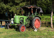 Ein goldiges (grnes) Schtzchen - 

Bei einem Spaziergang durch Riegelsberg im Saarland stand dieses grne Etwas am Rand des Weges.

Ein Deutz D25. Die Traktoren der D25 Serie wurden in verschiedenen Varianten von 1958 - 1965 gebaut.

30.09.2012