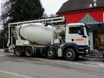 MAN TGS18.400 mit Austragf�rderband, mu� wohl ein Weilchen warten bis die graue Baumasse mit dem bereitgestellten Schubkarren entladen ist; 130313