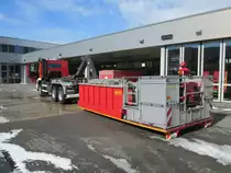Wechselladerfahrzeug (WLF) der Freiwilligen Feuerwehr Viersen, stationiert an der Hauptwache.

Der Abrollbeh�lter (AB-Wasser/Schaum) ist standardm��ig aufgesattelt.

Technische Details: 

Fahrzeug:

Funkrufname: Florian Viersen 08/65/12
Fahrgestell Volvo FMX
Aufbau: Michels Feuerwehr Technik, Baumeister&Trabant
Baujahr: 2012

Abrollbeh�lter:

Firma: Laudon

- 9000 l L�schmittel
- 500 l Schaummittel
- Tragkraftspritze TS 8/8
- 2x Schnellangriffseinrichtung 50 m mit einer Wurfweite von ca. 65 m
- 2x fest eingebaute Zumischer Z4R
- Monitorschaumrohr

Der WLF ist in Viersen am 13.3.13 Zwecks Fototermin von mir Fotografiert worden