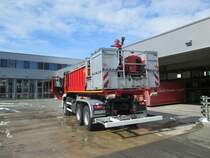 Wechselladerfahrzeug (WLF) der Freiwilligen Feuerwehr Viersen, stationiert an der Hauptwache.

Der Abrollbehlter (AB-Wasser/Schaum) ist standardmig aufgesattelt.

Technische Details: 

Fahrzeug:

Funkrufname: Florian Viersen 08/65/12
Fahrgestell Volvo FMX
Aufbau: Michels Feuerwehr Technik, Baumeister&Trabant
Baujahr: 2012

Abrollbehlter:

Firma: Laudon

- 9000 l Lschmittel
- 500 l Schaummittel
- Tragkraftspritze TS 8/8
- 2x Schnellangriffseinrichtung 50 m mit einer Wurfweite von ca. 65 m
- 2x fest eingebaute Zumischer Z4R
- Monitorschaumrohr

Der WLF ist in Viersen am 13.3.13 Zwecks Fototermin von mir Fotografiert worden