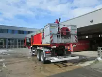 Wechselladerfahrzeug (WLF) der Freiwilligen Feuerwehr Viersen, stationiert an der Hauptwache.

Der Abrollbeh�lter (AB-Wasser/Schaum) ist standardm��ig aufgesattelt.

Technische Details: 

Fahrzeug:

Funkrufname: Florian Viersen 08/65/12
Fahrgestell Volvo FMX
Aufbau: Michels Feuerwehr Technik, Baumeister&Trabant
Baujahr: 2012

Abrollbeh�lter:

Firma: Laudon

- 9000 l L�schmittel
- 500 l Schaummittel
- Tragkraftspritze TS 8/8
- 2x Schnellangriffseinrichtung 50 m mit einer Wurfweite von ca. 65 m
- 2x fest eingebaute Zumischer Z4R
- Monitorschaumrohr

Der WLF ist in Viersen am 13.3.13 Zwecks Fototermin von mir Fotografiert worden