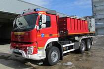 Wechselladerfahrzeug (WLF) der Freiwilligen Feuerwehr Viersen, stationiert an der Hauptwache.

Der Abrollbehlter (AB-Wasser/Schaum) ist standardmig aufgesattelt.

Technische Details: 

Fahrzeug:

Funkrufname: Florian Viersen 08/65/12
Fahrgestell Volvo FMX
Aufbau: Michels Feuerwehr Technik, Baumeister&Trabant
Baujahr: 2012

Abrollbehlter:

Firma: Laudon

- 9000 l Lschmittel
- 500 l Schaummittel
- Tragkraftspritze TS 8/8
- 2x Schnellangriffseinrichtung 50 m mit einer Wurfweite von ca. 65 m
- 2x fest eingebaute Zumischer Z4R
- Monitorschaumrohr

Der WLF ist in Viersen am 13.3.13 Zwecks Fototermin von mir Fotografiert worden