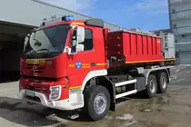 Wechselladerfahrzeug (WLF) der Freiwilligen Feuerwehr Viersen, stationiert an der Hauptwache.

Der Abrollbeh�lter (AB-Wasser/Schaum) ist standardm��ig aufgesattelt.

Technische Details: 

Fahrzeug:

Funkrufname: Florian Viersen 08/65/12
Fahrgestell Volvo FMX
Aufbau: Michels Feuerwehr Technik, Baumeister&Trabant
Baujahr: 2012

Abrollbeh�lter:

Firma: Laudon

- 9000 l L�schmittel
- 500 l Schaummittel
- Tragkraftspritze TS 8/8
- 2x Schnellangriffseinrichtung 50 m mit einer Wurfweite von ca. 65 m
- 2x fest eingebaute Zumischer Z4R
- Monitorschaumrohr

Der WLF ist in Viersen am 13.3.13 Zwecks Fototermin von mir Fotografiert worden