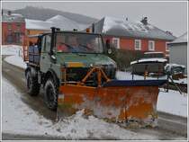 Der Winter ist zurck, am 14.03.2013 war dieser Unimog  mit Schneeschieber in den kleinen Nebenstraen im Dauereinsatz.