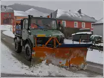 Der Winter ist zur�ck, am 14.03.2013 war dieser Unimog  mit Schneeschieber in den kleinen Nebenstra�en im Dauereinsatz.