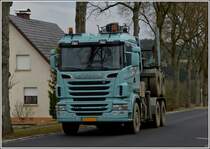 Scania R 620 mit Aufbau fr Langholtransport hat die Hinterachse Huckepack auf dem Weg zur nchsten Ladestelle.  08.03.2013