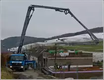 Mercedes Benz Actros mit Betonpumpenaufsatz im Einsatz auf einer Baustelle  zum Gie�en einer Betondecke. Bei g�nstigen Temperaturen sind solche Fahrzeuge wieder viel zu gefragt, um weiter bauen zu k�nnen.  01.03.2013