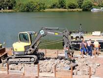 VOLVO ECR88plus; bei einer Baustelle im Bereich der Schleuse Zeltingen/Mosel; 120823