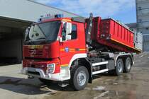 Wechselladerfahrzeug (WLF) der Freiwilligen Feuerwehr Viersen, stationiert an der Hauptwache. Der Abrollbehlter (AB-Wasser/Schaum) ist standardmig aufgesattelt. Technische Details: Fahrzeug: Funkrufname: Florian Viersen 08/65/12 Fahrgestell Volvo FMX Aufbau: Michels Feuerwehr Technik, Baumeister&Trabant Baujahr: 2012 Abrollbehlter: Firma: Laudon - 9000 l Lschmittel - 500 l Schaummittel - Tragkraftspritze TS 8/8 - 2x Schnellangriffseinrichtung 50 m mit einer Wurfweite von ca. 65 m - 2x fest eingebaute Zumischer Z4R - Monitorschaumrohr Der WLF ist in Viersen am 13.3.13 Zwecks Fototermin von mir Fotografiert worden
