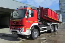 Wechselladerfahrzeug (WLF) der Freiwilligen Feuerwehr Viersen, stationiert an der Hauptwache. Der Abrollbeh�lter (AB-Wasser/Schaum) ist standardm��ig aufgesattelt. Technische Details: Fahrzeug: Funkrufname: Florian Viersen 08/65/12 Fahrgestell Volvo FMX Aufbau: Michels Feuerwehr Technik, Baumeister&Trabant Baujahr: 2012 Abrollbeh�lter: Firma: Laudon - 9000 l L�schmittel - 500 l Schaummittel - Tragkraftspritze TS 8/8 - 2x Schnellangriffseinrichtung 50 m mit einer Wurfweite von ca. 65 m - 2x fest eingebaute Zumischer Z4R - Monitorschaumrohr Der WLF ist in Viersen am 13.3.13 Zwecks Fototermin von mir Fotografiert worden
