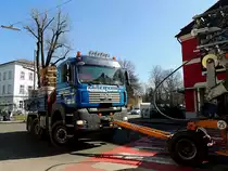 MAN TGA18.480 D26-commonrail man�vriert einen transportablen Baukran in der Rieder Innenstadt zum Aufstellungsort; 130308