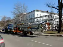 Ein transportabler Baukran wird von MAN TGA18.480 D26-commonrail zum Aufstellungsort geschoben; 130308