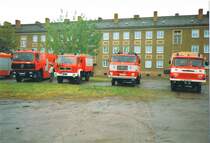 verschiedene Feuerwehrfahrzeuge bei einer Ausstellung auf dem August-Bebel-Platz in Nordhausen (1996, Scan)