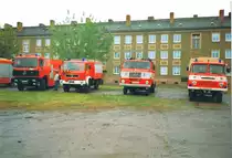 verschiedene Feuerwehrfahrzeuge bei einer Ausstellung auf dem August-Bebel-Platz in Nordhausen (1996, Scan)
