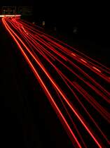 Kleines Experiment,  Eingefrorene Bewegung .  Lange Belichtungszeiten zeigen die Rckleuchten und Blinker der Fahrzeuge in der Nacht als Streifen auf dem Bild. Aufnahme vom 13.03.2013 von der Verlautenheidener Autobahnbrcke ber die A544 richtung Autobahnkreuz Aachen.