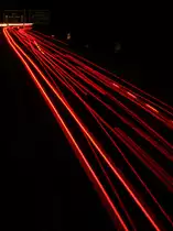 Kleines Experiment,  Eingefrorene Bewegung .  Lange Belichtungszeiten zeigen die R�ckleuchten und Blinker der Fahrzeuge in der Nacht als Streifen auf dem Bild. Aufnahme vom 13.03.2013 von der Verlautenheidener Autobahnbr�cke �ber die A544 richtung Autobahnkreuz Aachen.