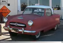 Old and Rusty: Abgestellt im Eingangsbereich der Grand Canyon Caverns in Arizona, USA stand dieser alte Nash Rambler. Aufgenommen am 25. September 2011.