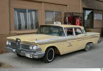 Old and Rusty: 1959 Edsel Corsair Taxi der  Lemon Cab Company , abgestellt in Seligman, Arizona USA. Die Aufnahme entstand am 24. September 2011.