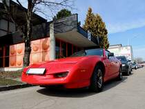 PONTIAC Firebird Trans Am, hat sich an die Front einer parkenden Fahrzeugkette gestellt; 130317