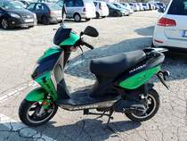 TAURIS-MAMBO, der grne Motorroller inmitten von PKW´s; 130316