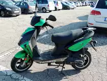 TAURIS-MAMBO, der gr�ne Motorroller inmitten von PKW´s; 130316