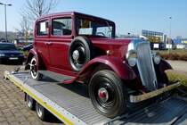 dieser wunderbar restaurierte Oldtimer stand auf einem Parkplatz in Freiburg, leider keine Daten, vermutlich Renault, Mrz 2013  