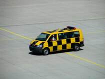 Ein VW Transporter als Safty Car am 02.04.2006 auf dem Flughafen Dresden.