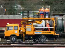 Oberleitungsmontage bei der Bahn mit Hilfe eines Mercedes 1317 Zweiwegefahrzeug mit Hubb�hne der Firma Balfour Beatty am 17.03.2013 in Aachen West.