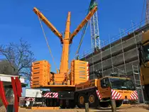 Liebherr LTM 1400/1 der Firma Bracht aus Erwitte am 26.03.2013 auf einer Baustelle der Rwth in Aachen. Dieser 400to. Autokran hat einen 8-Zylinder Turbo Diesel mit 598 PS Leistung um das Fahrzeug mit einem Leergewicht von 84to. bewegen zu k�nnen. Der Kranmotor ist ein 4-Zylinder Turbo Diesel mit 245 PS. Vier der sieben Achsen sind angetrieben und alle lenkbar. Der Kran kann max. 140to. Ballast als Kontergewicht laden und auf seinen 60m. Teleskopausleger noch eine 24m. lange Gitterspitze montieren.