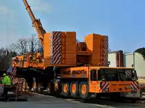 9achser Autoran Demag AC1600 der Firma Bracht aus Erwitte am 26.03.2013 auf einer Baustelle der Rwth in Aachen. Dieser 500to. Autokran hat einen 10-Zylinder Diesel mit 560 PS Leistung um das Fahrzeug mit einem Leergewicht von 105 to. bewegen zu k�nnen. Der Kranmotor ist ein 4-Zylinder Diesel mit 286 PS. Vier der neun Achsen sind angetrieben und alle lenkbar. Der Kran kann max. 140to. Ballast als Kontergewicht laden und auf seinen 68m. Teleskopausleger noch eine Gitterspitze montieren um so auf eine Gesamth�he von 135m. zu kommen.
�bringens nicht t�uschen lassen. der Kranmast liegt hier noch unten weil die Montagearbeiten noch im vollen gange sind. Der Mast im Hintergrund geh�rt zu einem weiteren kleinen Kran der den Demag zusammenbaut.
