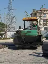 Der  XCMG RP451L  �ffnet seine Klappen zum Beladen.
Shouguang, 16.10.11