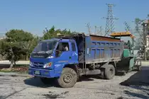 Ein Kipper der Marke Beijing f�hrt an den Asphaltfertiger ran... 
Shouguang, 16.10.11