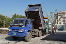 ... und f�llt den Rest seiner Ladung in den Asphaltfertiger.
Shouguang, 16.10.11