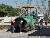 Den Asphalt f�r die Stra�enrundung entnehmen die Arbeiterinnen(!) dem Asphaltfertiger.
Shouguang, 16.10.11