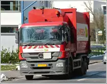 Dieser Mercedes Benz mit M�llentsorgeraufbau fuhr mir am 25.03.2013 vor die Linse.  Es ist ein Rechtslenker, damit der Fahrer die Technik zum M�lltonnenentleeren w�hrend des Entleervorgangs beobachten kann.