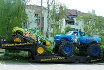 am Tieflader die beiden Monstertrucks  Game-Master  und  Excalibur ; mit rund sieben Tonnen Eigengewicht und 600 PS aus einem V8 Schiffsmotor gehrt er zu den Schwergewichten, die in Europa auf Tournee sind.  Ried i.I.070602
