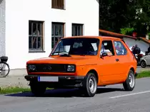 FIAT-127 in rasanter Fahrt, wurde doch die Geschwindigkeitsbeschr�nkungtafel in den Schuppen gesperrt; 120805