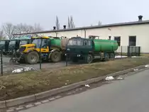 G�lletankwagen auf Tatra 815 und ein Fastrac 3220 ( in Nordhausen. 31.03.2013