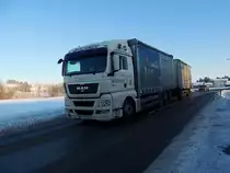 MAN TGX26.480 von Wochner rollt auf winterlicher Bundesstra�e seinem Ziel entgegen; 121214