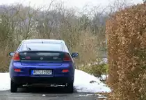 Ein Nachschuss von einem  Mazdas 323 steht in der Einfahrt in Waimes(B) bei sonne und Schnee am Kalten 26.3.2013.