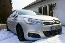 Ein Citroen C4  steht im Schnee in Waimes(B)bei Sonnenschein am 26.3.2013.