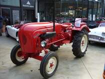 Porsche Diesel Standard 217 Ackerschlepper von 1961. Unter dem Markennamen Porsche wurden von 1950 bis 1963 an verschiedenen Produktionssttten Ackerschlepper produziert. Die Modelle Standard waren grundstzlich mit einem 2-Zylinderdieselmotor ausgerstet. Dieser 217´er leistet 20 PS aus 1.374 cm Hubraum. Classic Remise Dsseldorf am 01.04.2013.