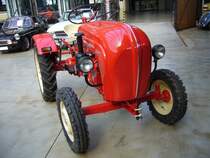 Porsche Diesel Junior 108 Ackerschlepper. Die Ackerschlepper der Modellreihe Junior waren grundstzlich mit einem 822 cm groen 1-Zylinderdieselmotor ausgerstet, der 14 PS leistete. Classic Remise Dsseldorf am 01.04.2013.